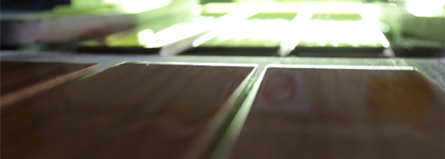 防潮更出色，抗刮更清晰 VS 工藝簡(jiǎn)陋，不耐磨耗.bmp